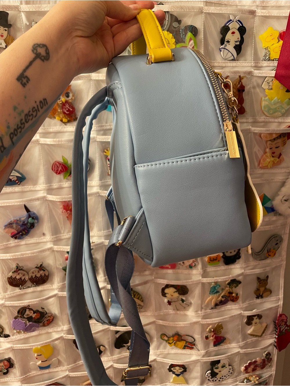 🩵PRICE FIRM🩵Danielle Nicole Disney Alice in Wonderland Direction Backpack - Picture 8 of 14